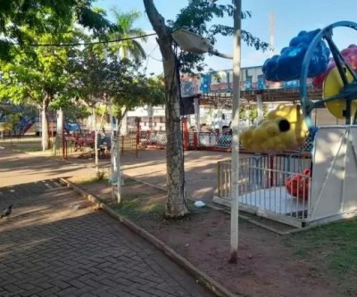 Absurdo: Criança fica com “galo” na cabeça após brinquedo inflável murchar na Praça Ramez Tebet