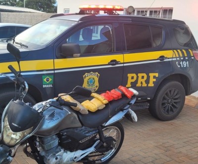 Após ultrapassar veículo em faixa contínua, PRF aborda motociclista que transportava Haxixe e Maconha
