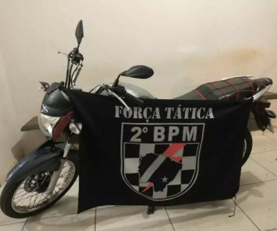 Na região do Novo Oeste, dupla percebe presença da polícia, foge e abandona moto 