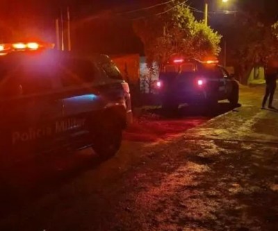 Criança de 2 anos é alvejada por tiro nas costas no Cinturão Verde