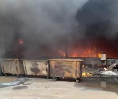 Incêndio de grandes proporções destrói galpão de reciclados 