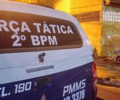 Homem é assassinado por atirador mascarado na calçada de casa 