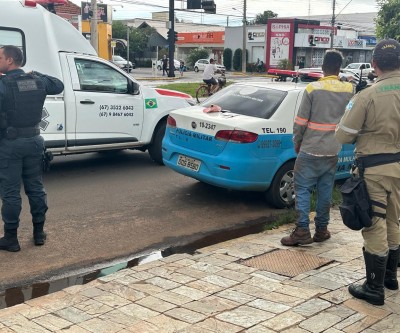 Motociclitsa em alta velocidade é parado e a 