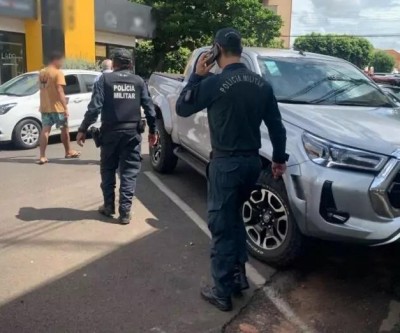 Caminhão se envolve em acidente com Toyota Hilux no Centro de Três Lagoas 