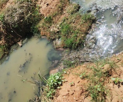 Moradores do JK reclamam de esgoto a céu aberto e precisam conviver com mau cheiro 