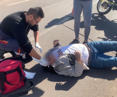 Veja o vídeo: Homem em bicicleta elétrica sofre suposto traumatismo craniano em acidente 
