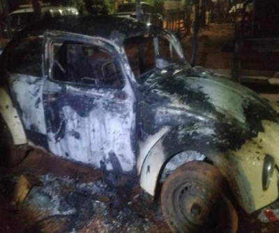Em Água Clara, indivíduo coloca fogo em Fusca de casal e foge