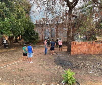 Moradora fica desesperada ao ver incêndio destruir todos seu móveis 