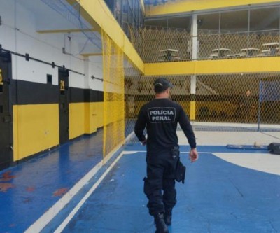 Policial penal flagra drone lançando cocaína no presídio