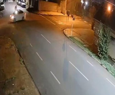  Vídeo flagra acidente com moto entregador no bairro Lapa em Três Lagoas