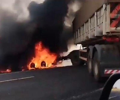 Carreta pega fogo em acidente na BR-267, em Bataguassu