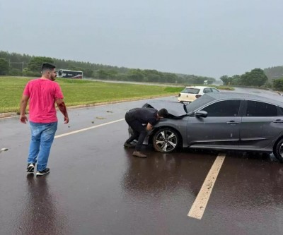 Colisão deixa frente de carro destruída em rotatória da BR 158