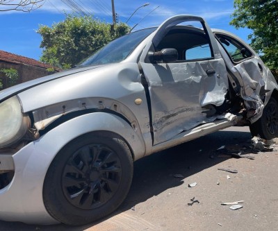 Veja o vídeo: Colisão entre Hilux e Ford Ka deixa duas pessoas feridas em Três Lagoas  
