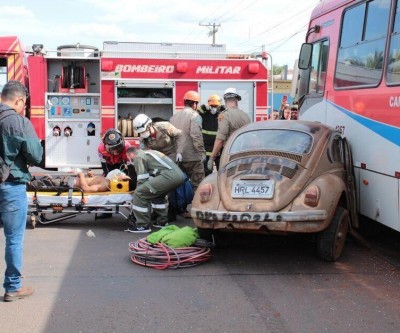 Motorista de fusca que bateu em ônibus em Campo Grande não tem CNH e caso é tratado como crime