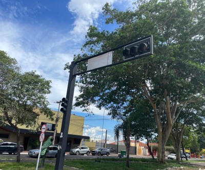 Veja o vídeo: Semáforo fica inoperante após caminhão romper fio Centro de Três Lagoas