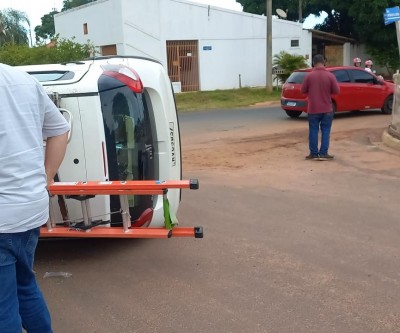 Carro tomba após colisão no bairro Santa Rita em Três Lagoas; felizmente não houve feridos 