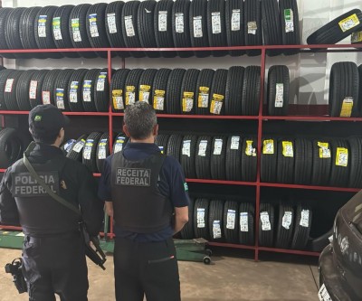 PF precisa de caminhão para levar pneus de loja suspeita de contrabando
