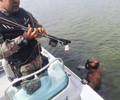 Homem é flagrado com arpão e roupa de mergulho pescando ilegalmente no Rio Paraná, em Três Lagoas