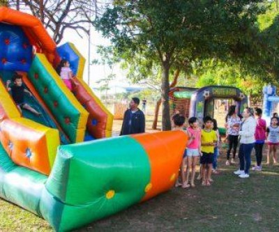 Prefeitura de Três Lagoas instala brinquedos infláveis gratuitos na Lagoa Maior durante obras no parquinho infantil