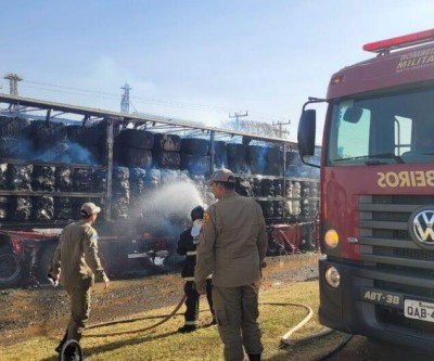 Carreta carregada de pluma pega fogo em Chapadão do Sul-MS