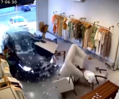Carro invade loja e quase atropela mulheres em Sidrolândia-MS