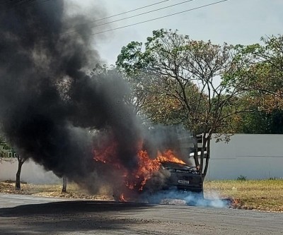 Veiculo foi todo consumido pelas chamas em Chapadão do sul