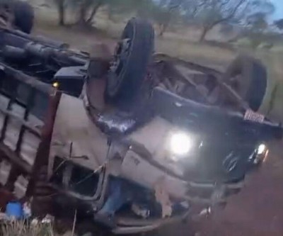 Motorista perde controle e caminhão boiadeiro tomba na MS-276 