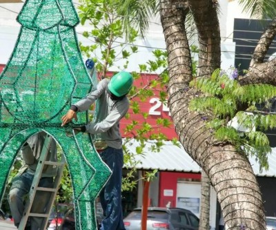 Decoração natalina começa a ser instalada em Três Lagoas