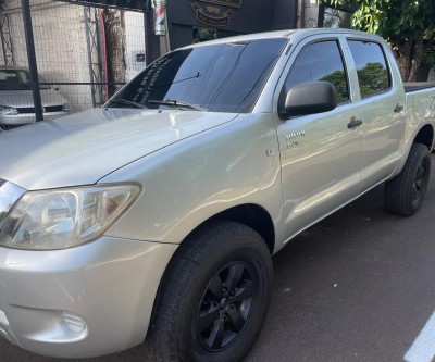 Vendo caminhonete Toyota Hilux 2010 impecável em Três Lagoas 