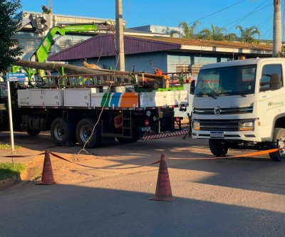 Caminhão atinge poste e deixa bairros sem energia elétrica em Três Lagoas