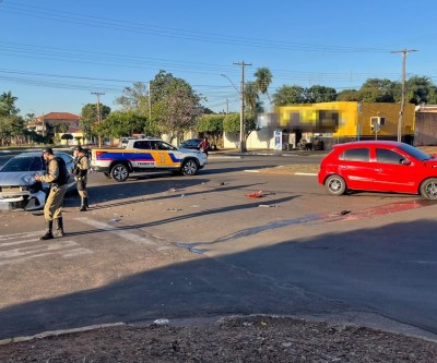 Desrespeito à sinalização provoca acidente entre dois carros em Três Lagoas; criança é atendida pelo SAMU