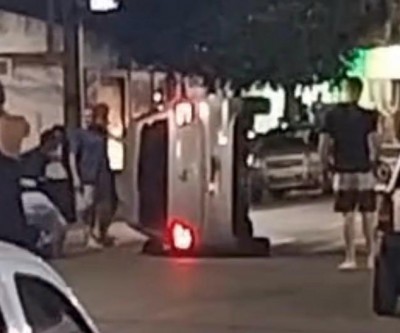 VEJA O VÍDEO: Motorista bate em veículo parado e tomba automóvel; populares ajudaram a desvirar o carro e prestar atendimento ao condutor