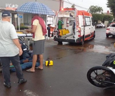 Pista molhada pode ter contribuído em acidente entre carro e moto no Centro de Três Lagoas