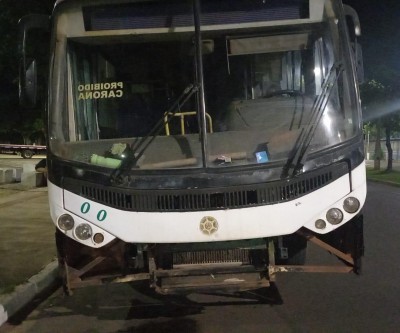 VEJA O VÍDEO: Ônibus de igreja é apreendido pelo Deptran após ser flagrado sem placas e para-choque no Centro de Três Lagoas