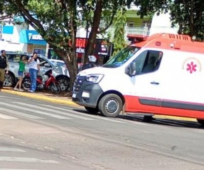 Possível falta de atenção provoca mais um acidente em Três Lagoas; motociclista fica ferida e motorista de carro deixa o local sem prestar socorro 