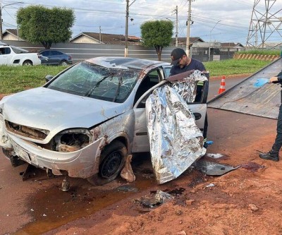 Ferragem perfurou cabeça de motorista durante capotamento  de carro em avenida 