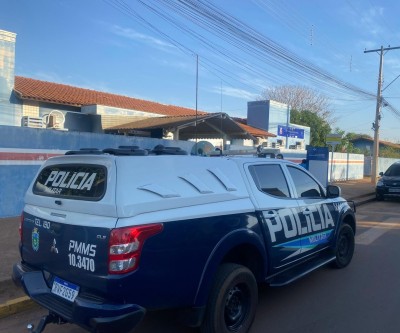 Dono de bar é atingido por bala perdida após dupla em moto abrir fogo contra grupo de pessoas em Três Lagoas
