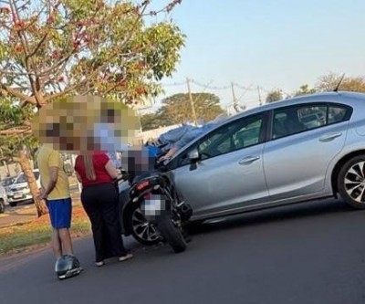 Sexta-feira começa com susto: Motociclista é arremessada e vai parar em cima de carro após acidente em Três Lagoas