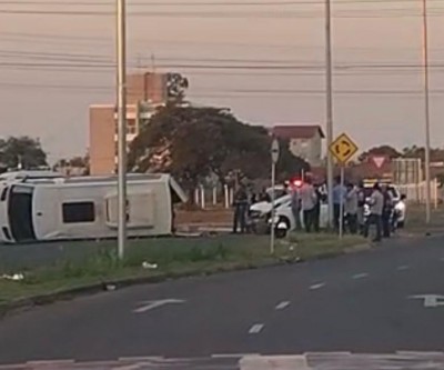 De novo: Cruzamento conhecido por acidentes registra nova batida em Três Lagoas e desta vez com uma Van que tombou