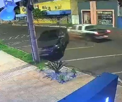 BATEU E SUMIU: Câmera flagra S-10 acertando caminhonete, jogando veículo contra poste e motorista fugindo em Três Lagoas