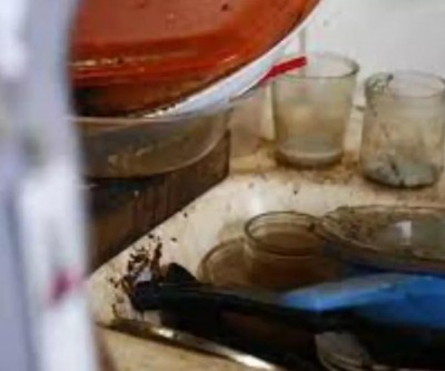 Mais um caso revoltante: Crianças de 3 e 4 anos são encontradas em casa com fezes, vômito e restos de comida