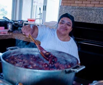 ELA JÁ ENGROSSOU FEIJÃO COM MAIZENA: Hoje, Célia Regina transformou a cozinha em profissão e tem o próprio negócio em Três Lagoas