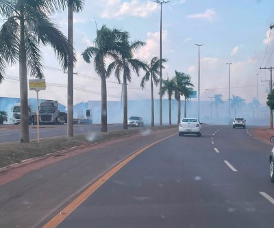 Fumaça toma conta da Ranulfho Marques Leal e coloca motoristas em risco em Três Lagoas