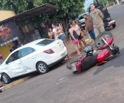Por pouco não termina em tragédia: Carro bate em moto e quase atinge cinco adultos e duas crianças em comércio de Três Lagoas
