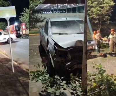Carro que bateu em veículo, árvores e contra um poste começou a pegar fogo e motorista desmaiado é salvo com ajuda de repórter, um motoboy e um morador da Vila Piloto