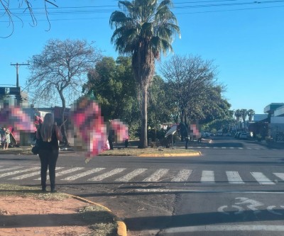 Começou o “bandeiraço”: Política já toma conta dos semáforos de Três Lagoas e trabalhadores aproveitam para garantir renda extra