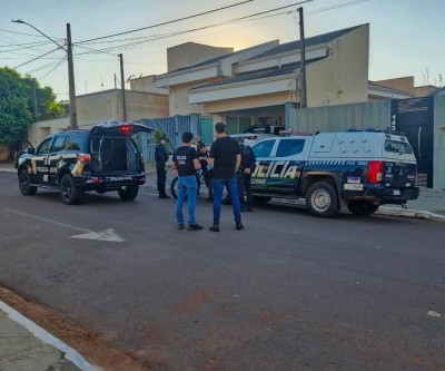 VEJA O VÍDEO: Arma escondida no teto, motos e até Dodge Ram termina em prisões durante operação da PM e Civil de Três Lagoas e Brasilândia 