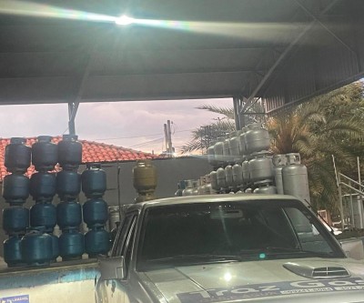 Por pouco não termina em tragédia: Coqueiro atinge fiação, provoca labaredas de fogo e por pouco não atinge depósito de gás em Três Lagoas