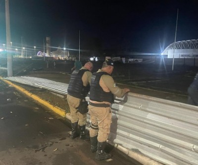 VEJA O VÍDEO: Forte vendaval arranca placas de zinco em frente à Feira Central e as arremessa no meio de avenida, causando risco de acidentes em Três Lagoas