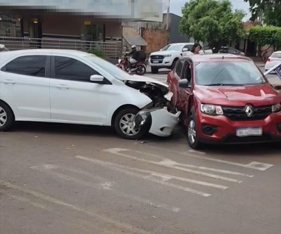 Bateu e deixou o carro para trás: Colisão entre dois veículos termina com automóvel abandonado em Três Lagoas